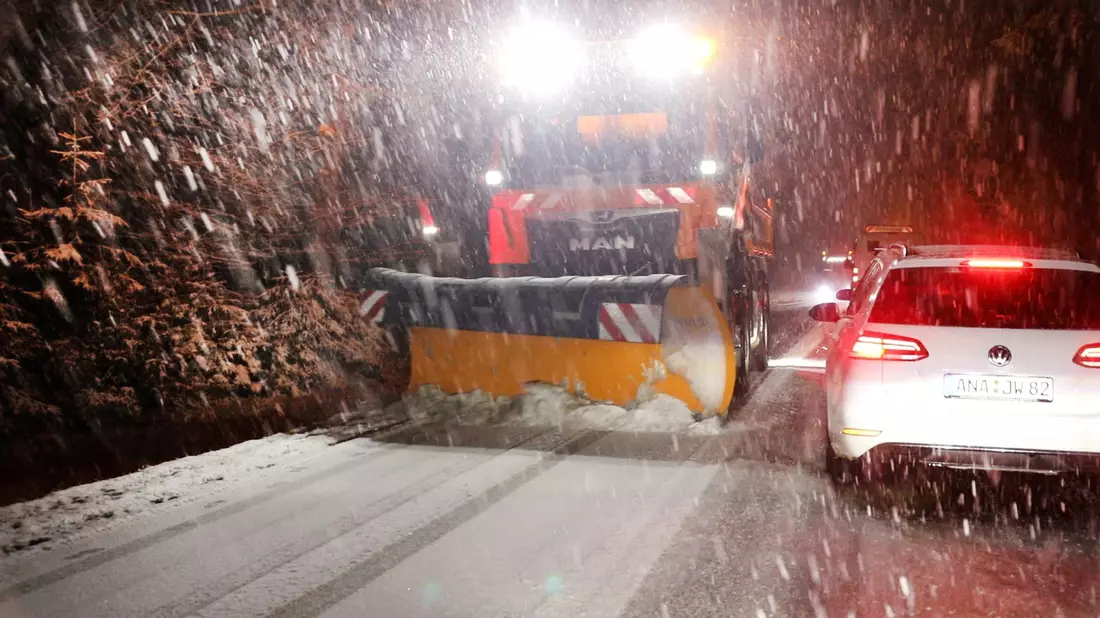 Im Erzgebirge räumte der Winterdienst den Schnee von den Straßen.  - Bild: André März/NEWS5/dpa