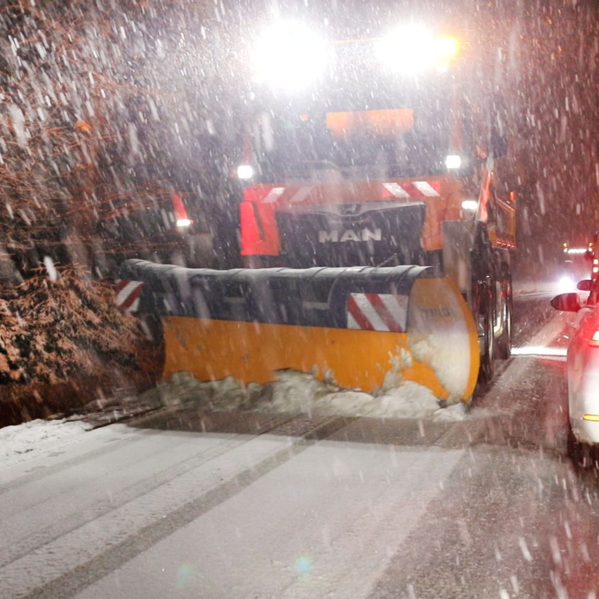 Im Erzgebirge räumte der Winterdienst den Schnee von den Straßen.  - Foto: André März/NEWS5/dpa