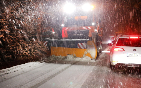 Im Erzgebirge räumte der Winterdienst den Schnee von den Straßen.  - Foto: André März/NEWS5/dpa