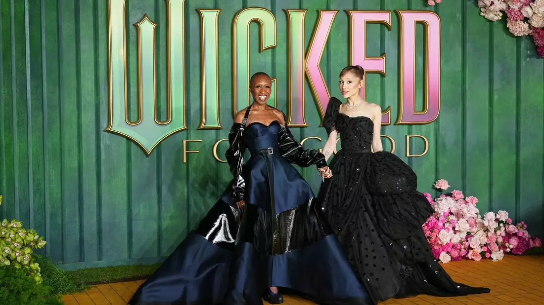 Cynthia Erivo, links, eilte Ariana Grande bei dem Vorfall in Singapur zu Hilfe. (Archivbild) - Bild: Scott A Garfitt/Invision/AP/dpa