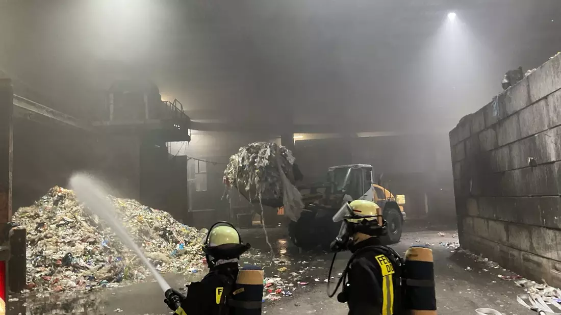 FW-DO: Brand in Lagerhalle eines Recyclingbetriebs - Bild: presseportal.de