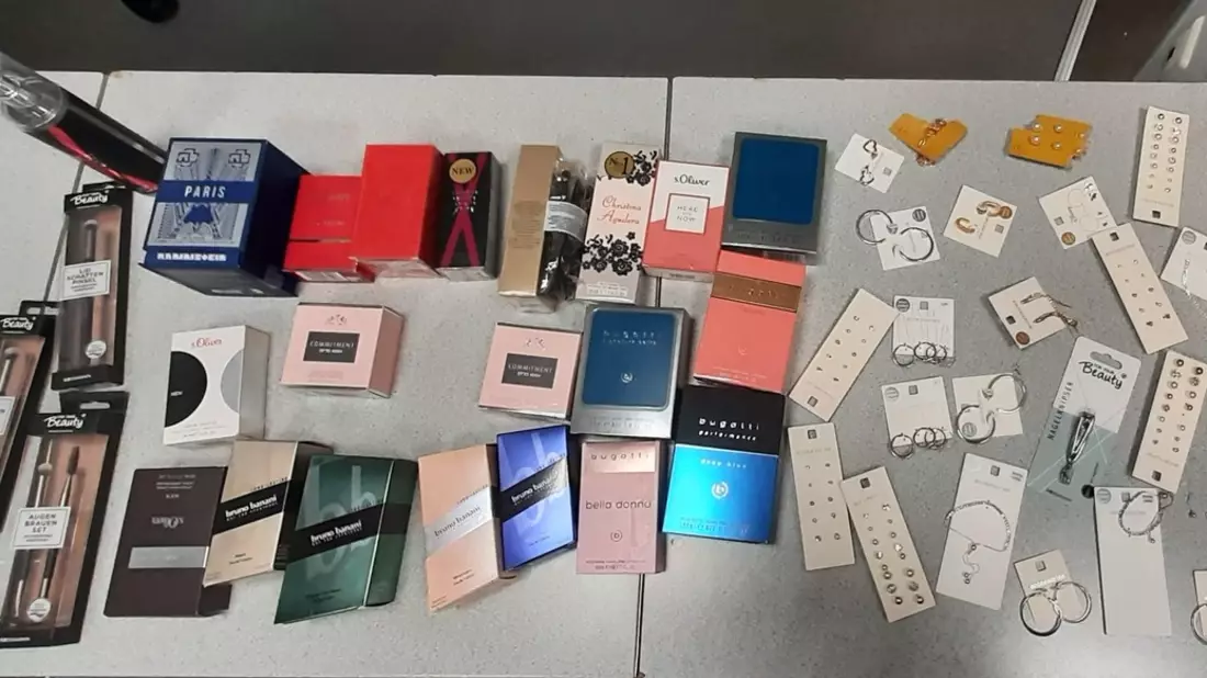 BPOL-KL: Mann entwendet eine Vielzahl Schmuck und Parfum aus einer Drogerie - Bild: presseportal.de
