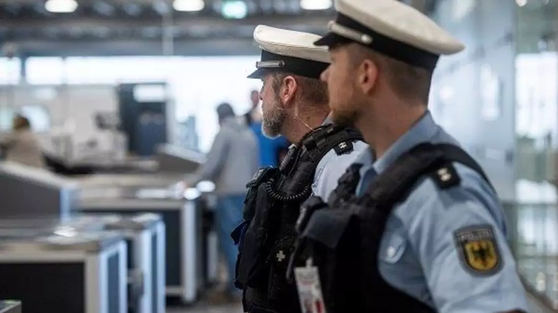 BPOL NRW: Flugreise nach Spanien wird teuer - Reisender hat Schlagring dabei - Bild: presseportal.de