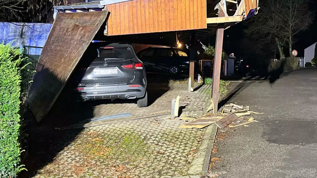 POL-MK: LKW-Fahrer demoliert Carport und flieht - Bild: presseportal.de