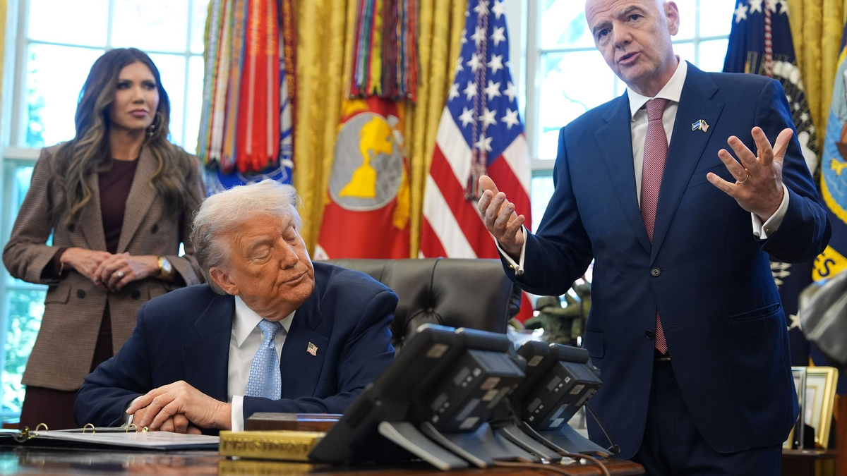 FIFA-Präsident Gianni Infantino (r) hält die USA als WM-Gastgeber für ein sicheres Land. - Foto: Evan Vucci/AP/dpa