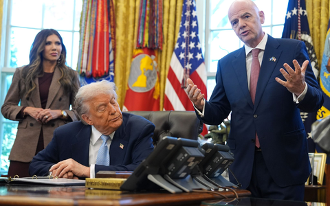 FIFA-Präsident Gianni Infantino (r) hält die USA als WM-Gastgeber für ein sicheres Land. - Foto: Evan Vucci/AP/dpa