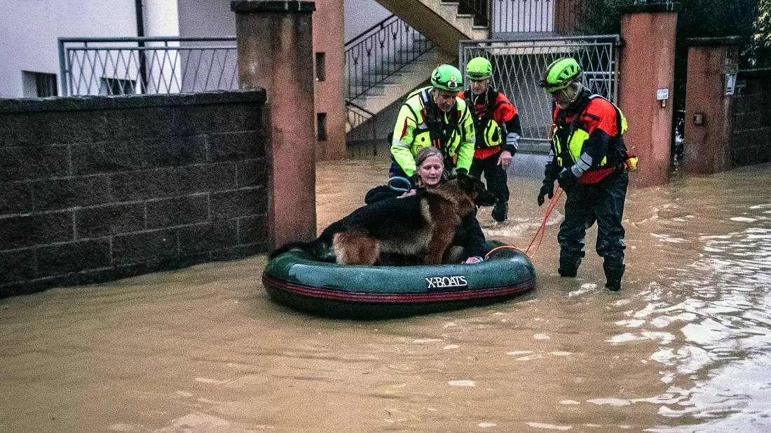 Die Feuerwehr ist nach den Unwettern im Großeinsatz. - Bild: Michela Porta/IPA via ZUMA Press/dpa