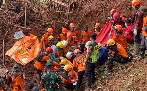 Starker Regen hatte in Zentraljava mehrere Erdrutsche ausgelöst. - Foto: -/BASARNAS/dpa
