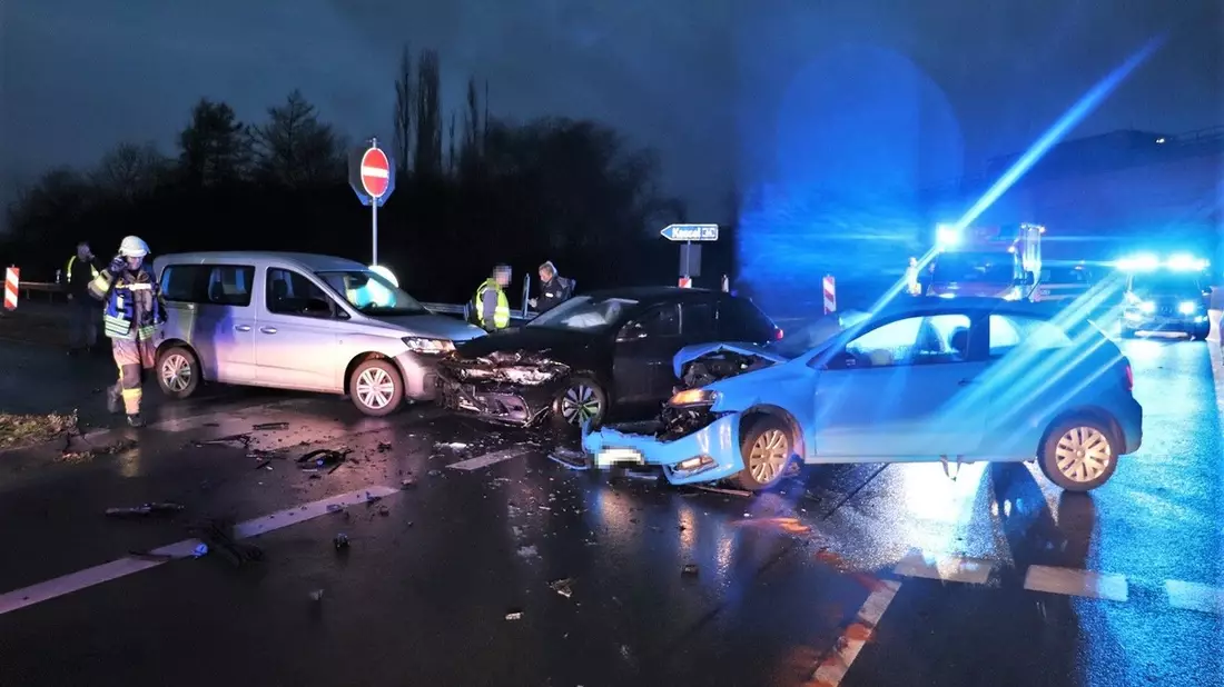 POL-HX: Frontalzusammenstoß an der Autobahnauffahrt - Bild: presseportal.de
