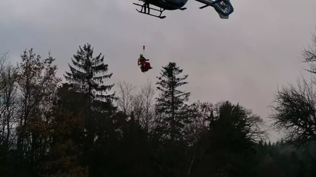 FW Stuttgart: Gemeinsame Pressemitteilung der Feuerwehr Stuttgart und des Polizeipräsidiums Einsatz: Verletzter Arbeiter auf Sendemast mittels Polizeihubschrauber und Höhenrettung in Kaisersbach gerettet - Bild: presseportal.de