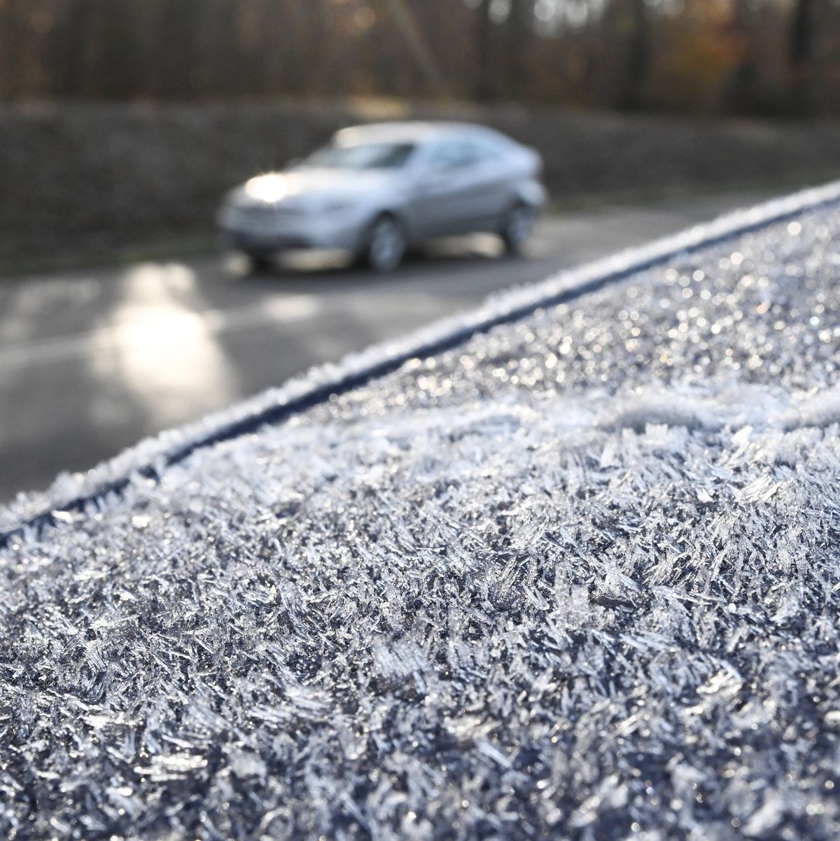 Für Autofahrer hieß es teils: kratzen. - Foto: Bernd Weißbrod/dpa
