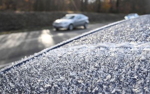 Für Autofahrer hieß es teils: kratzen. - Foto: Bernd Weißbrod/dpa