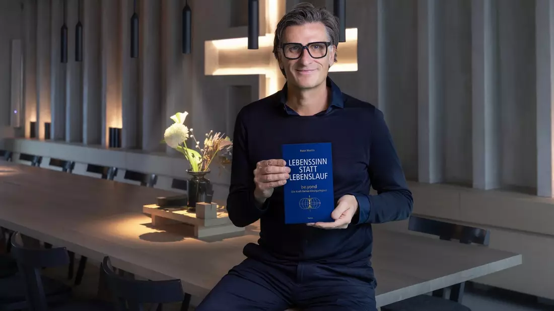 Weckruf für Sinn, Selbstverwirklichung und Erfüllung in einer leistungsgetriebenen Welt: Das Buch von Peter Martin LEBENSSINN STATT LEBENSLAUF be.yond - Die Kraft Deiner Einzigartigkeit - Bild: presseportal.de