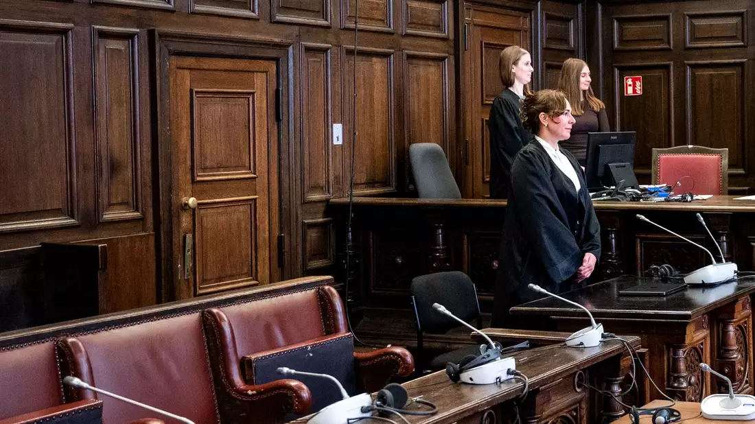 Die Verteidigerin steht zunächst ohne ihre Mandantin im Gerichtsaal, weil die wahrscheinlich psychisch kranke Beschuldigte erst hereingeführt wird, nachdem die Fotografen gegangen sind.  - Bild: Daniel Bockwoldt/dpa