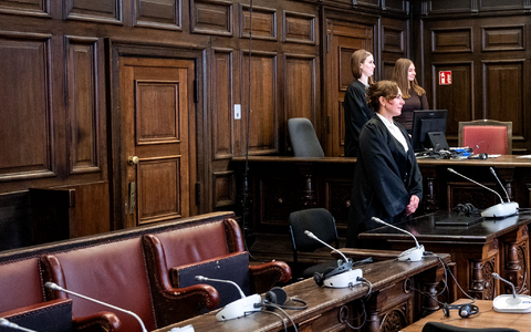 Die Verteidigerin steht zunächst ohne ihre Mandantin im Gerichtsaal, weil die wahrscheinlich psychisch kranke Beschuldigte erst hereingeführt wird, nachdem die Fotografen gegangen sind.  - Foto: Daniel Bockwoldt/dpa