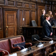 Die Verteidigerin steht zunächst ohne ihre Mandantin im Gerichtsaal, weil die wahrscheinlich psychisch kranke Beschuldigte erst hereingeführt wird, nachdem die Fotografen gegangen sind.  - Foto: Daniel Bockwoldt/dpa