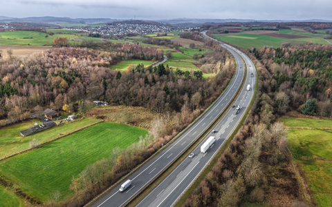 Eine Autofahrerin hatte Gegenstände auf der Fahrbahn gemeldet, die Polizei machte dann den erschütternden Fund. - Foto: Alex Talash/dpa