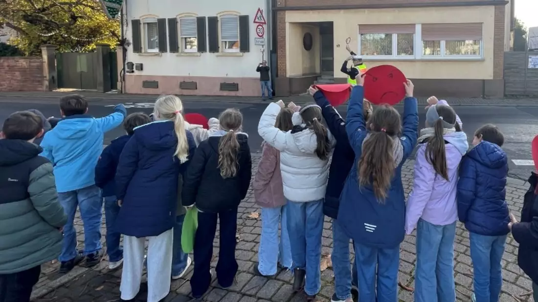 POL-PDLD: Edesheim - Grundschüler überwachen gemeinsam mit der Polizei den Straßenverkehr - Bild: presseportal.de