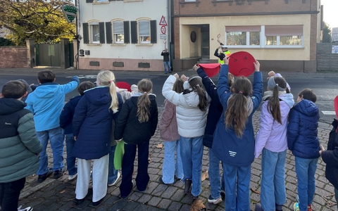 POL-PDLD: Edesheim - Grundschüler überwachen gemeinsam mit der Polizei den Straßenverkehr - Foto: presseportal.de