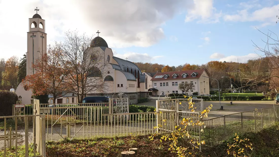 Vor dem Kloster wurde das Baby gefunden. - Bild: Christian Lademann/dpa