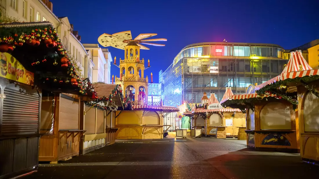 Der Magdeburger Weihnachtsmarkt ist noch bis zum 29. Dezember geöffnet. (Archivbild) - Bild: Klaus-Dietmar Gabbert/dpa