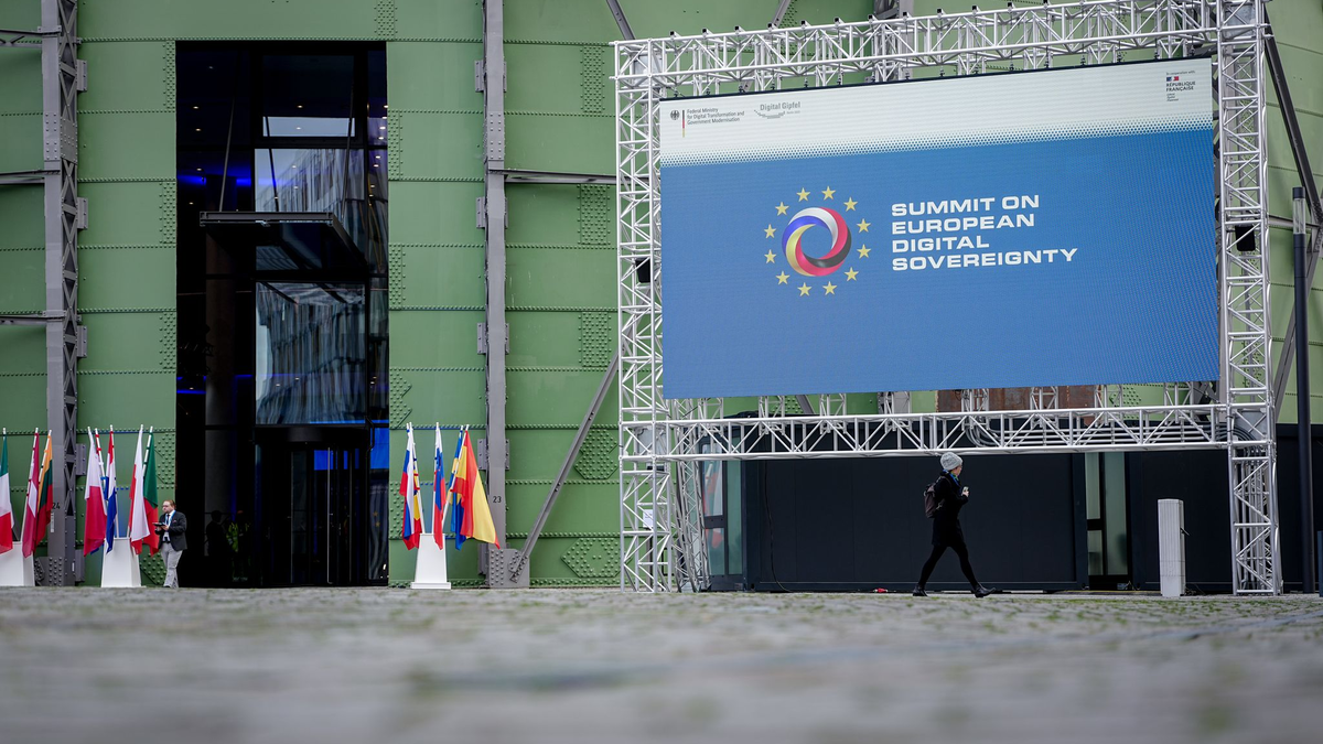 Auf dem deutsch-französischen Digitalgipfel in Berlin sind 18 Vereinbarungen zum Ausbau von KI-Anwendungen vorgestellt worden. - Foto: Kay Nietfeld/dpa