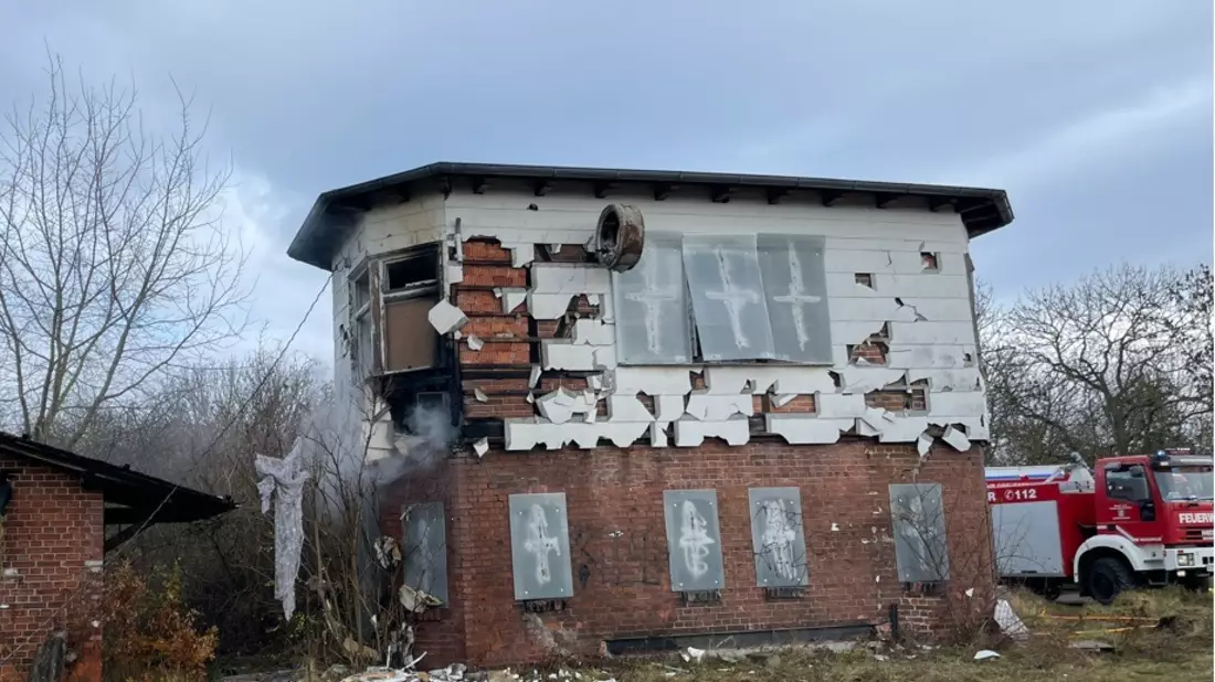 LPI-NDH: Ehemaliges Stellwerk in Flammen - Kripo im Einsatz - Bild: presseportal.de