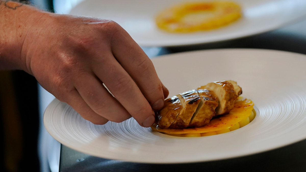 Nach Italien verbietet auch Ungarn Herstellung und Verkauf von Fleisch aus dem Labor. (Archivbild)  - Foto: Jeff Chiu/AP/dpa