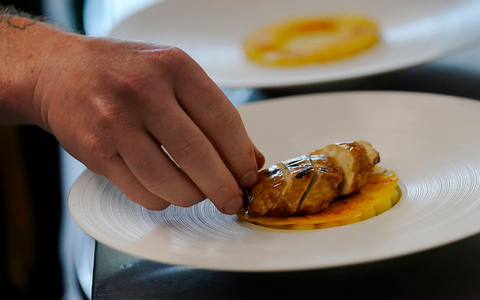 Nach Italien verbietet auch Ungarn Herstellung und Verkauf von Fleisch aus dem Labor. (Archivbild)  - Foto: Jeff Chiu/AP/dpa