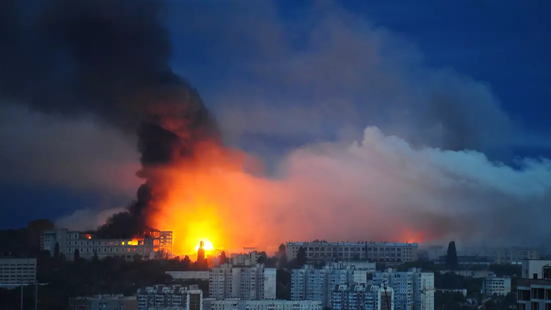 Charkiw liegt nahe der russischen Grenze und wird immer wieder beschossen. (Archivbild) - Bild: Anatolii Lysianskyi/AP/dpa