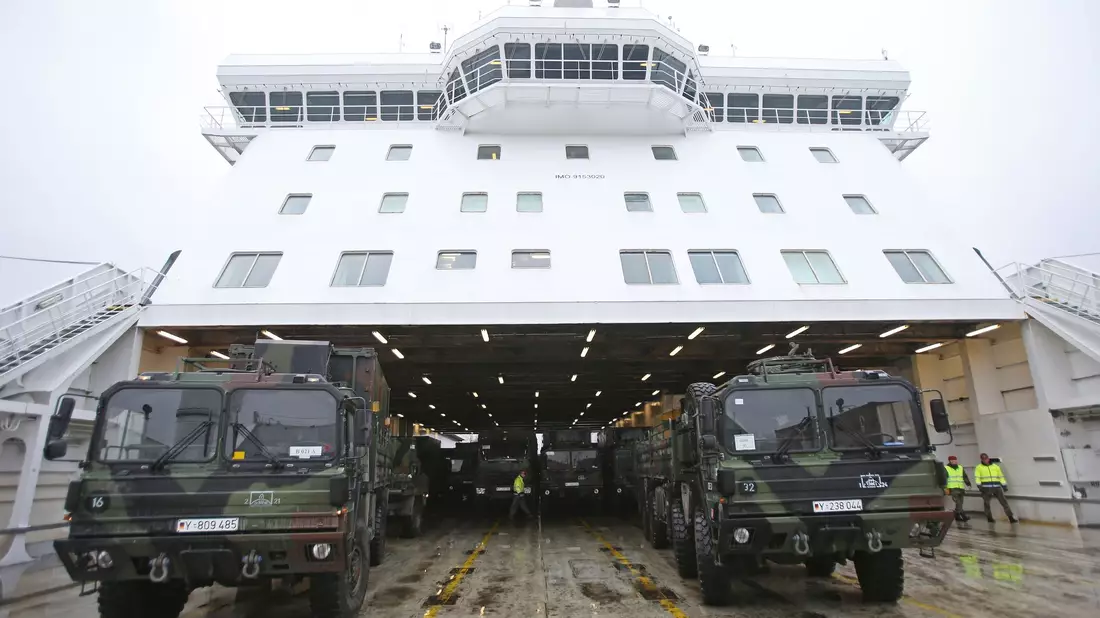 Zu Lande, zu Wasser und in der Luft: Hindernisse für grenzüberschreitende Militärtransporte sollen möglichst schnell abgebaut werden. (Archivbild) - Bild: picture alliance / dpa