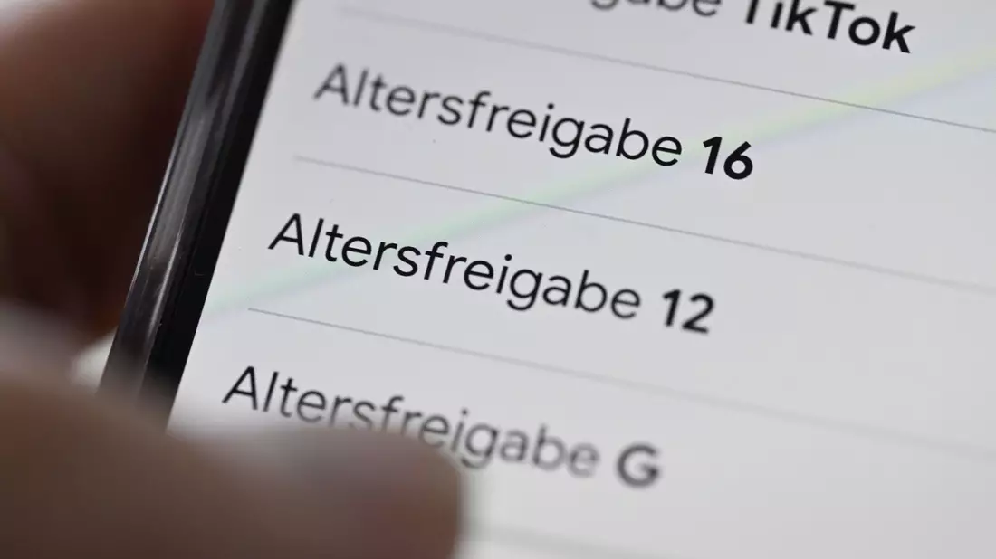Andere Staaten haben ein Social-Media-Mindestalter bereits beschlossen oder bereiten es vor. (Symbolbild) - Bild: Bernd Weißbrod/dpa