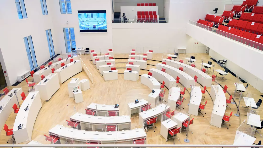 Die vier Ausgetretenen wollen den Saal verlassen. (Archivbild) - Bild: Soeren Stache/dpa-Zentralbild/dpa