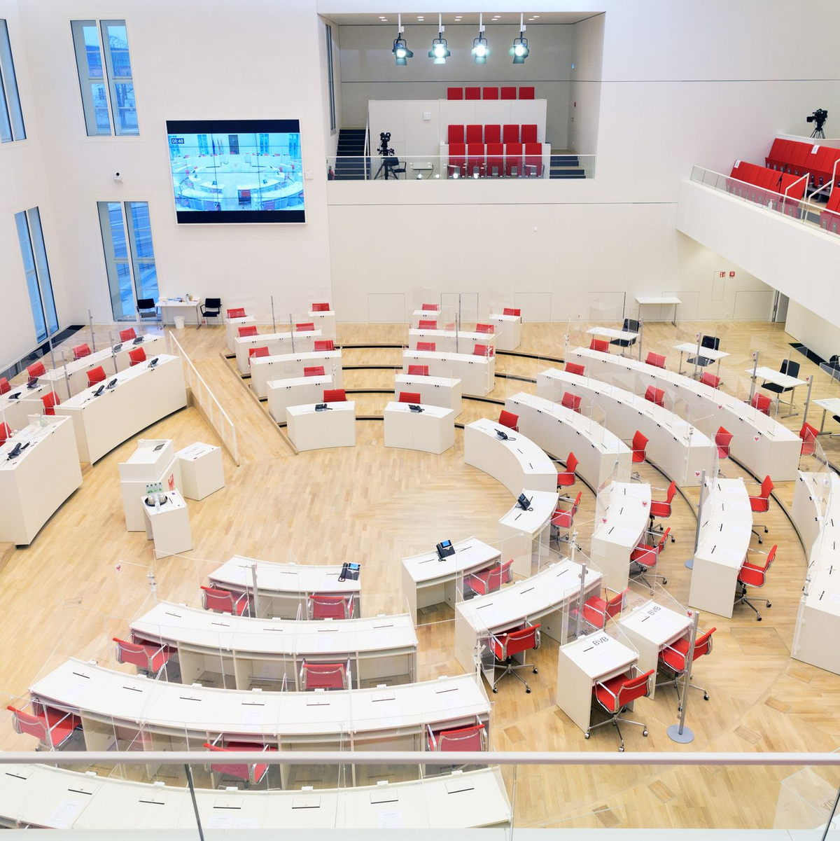 Die vier Ausgetretenen wollen den Saal verlassen. (Archivbild) - Foto: Soeren Stache/dpa-Zentralbild/dpa