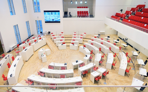 Die vier Ausgetretenen wollen den Saal verlassen. (Archivbild) - Foto: Soeren Stache/dpa-Zentralbild/dpa