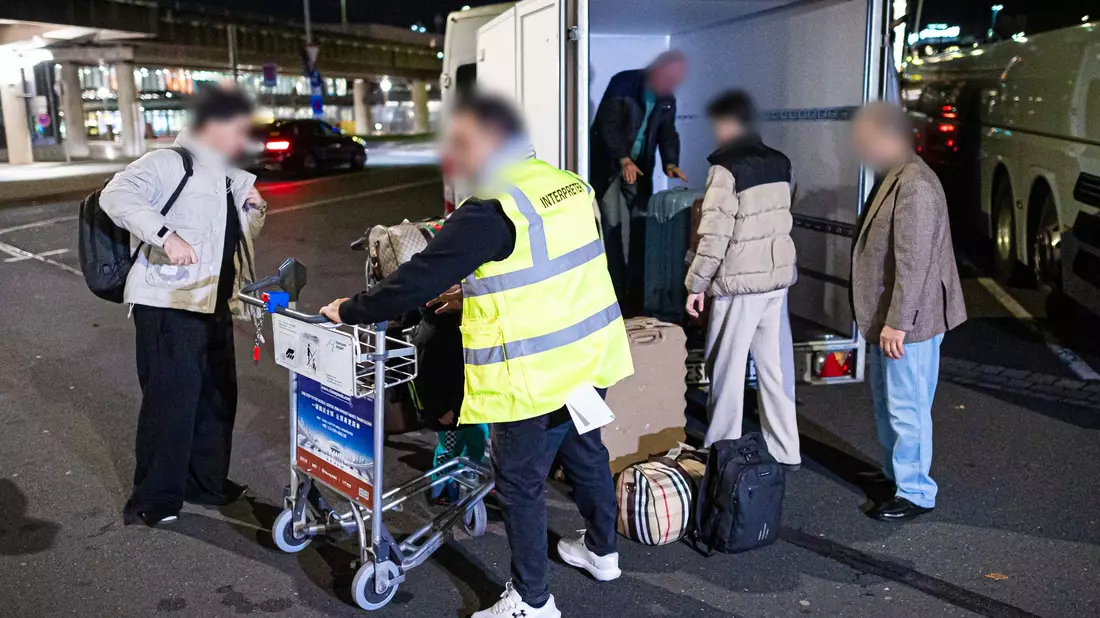 Afghaninnen und Afghanen bei ihrer Ankunft in Hannover. (Archivbild) - Bild: Moritz Frankenberg/dpa