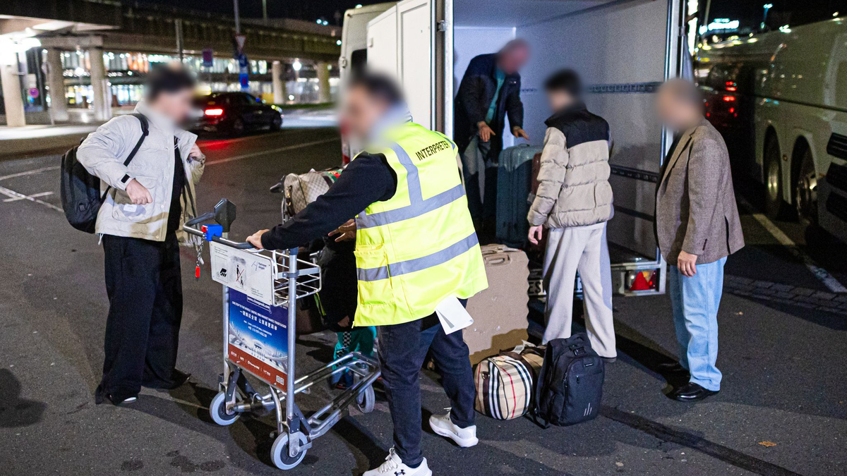 Afghaninnen und Afghanen bei ihrer Ankunft in Hannover. (Archivbild) - Foto: Moritz Frankenberg/dpa