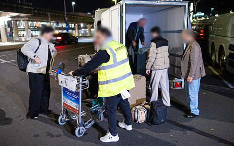 Afghaninnen und Afghanen bei ihrer Ankunft in Hannover. (Archivbild) - Foto: Moritz Frankenberg/dpa