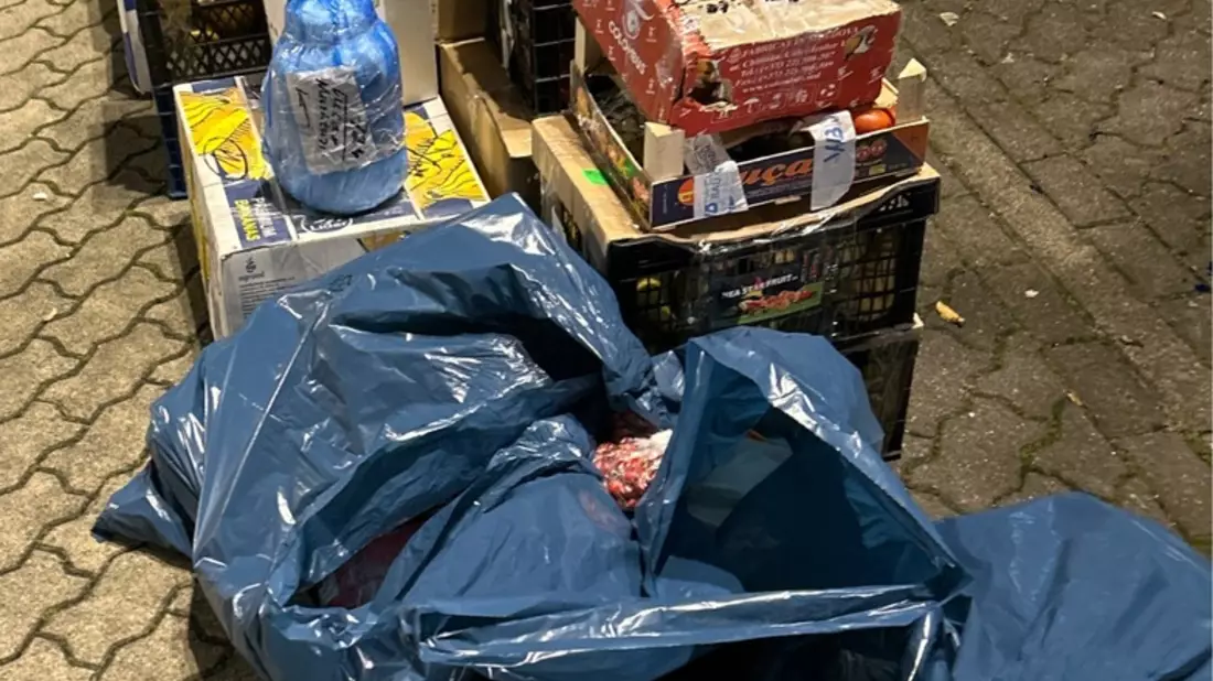 HZA-BI: Zwei Tonnen verbotene Lebensmittel sichergestellt/Bielefelder Zoll stoppt Kleintransporter auf A44 bei Bad Wünnenberg - Bild: presseportal.de