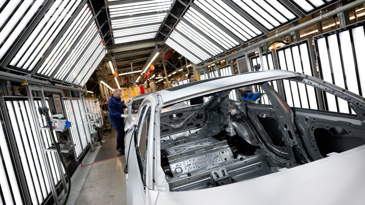 Deutsche Unternehmen haben viele Jobs ins Ausland verlagert, vor allem in die Produktion (Archivbild) - Foto: Sven Hoppe/dpa