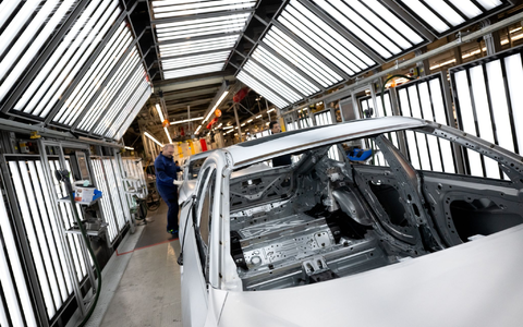 Deutsche Unternehmen haben viele Jobs ins Ausland verlagert, vor allem in die Produktion (Archivbild) - Foto: Sven Hoppe/dpa