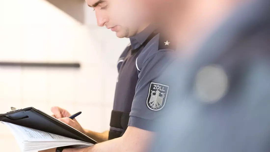 HZA-N: Zoll nimmt Wach- und Sicherheitsgewerbe ins Visier / Bundesweite Schwerpunkprüfung gegen Schwarzarbeit und illegale Beschäftigung - Bild: ZOLL, presseportal.de