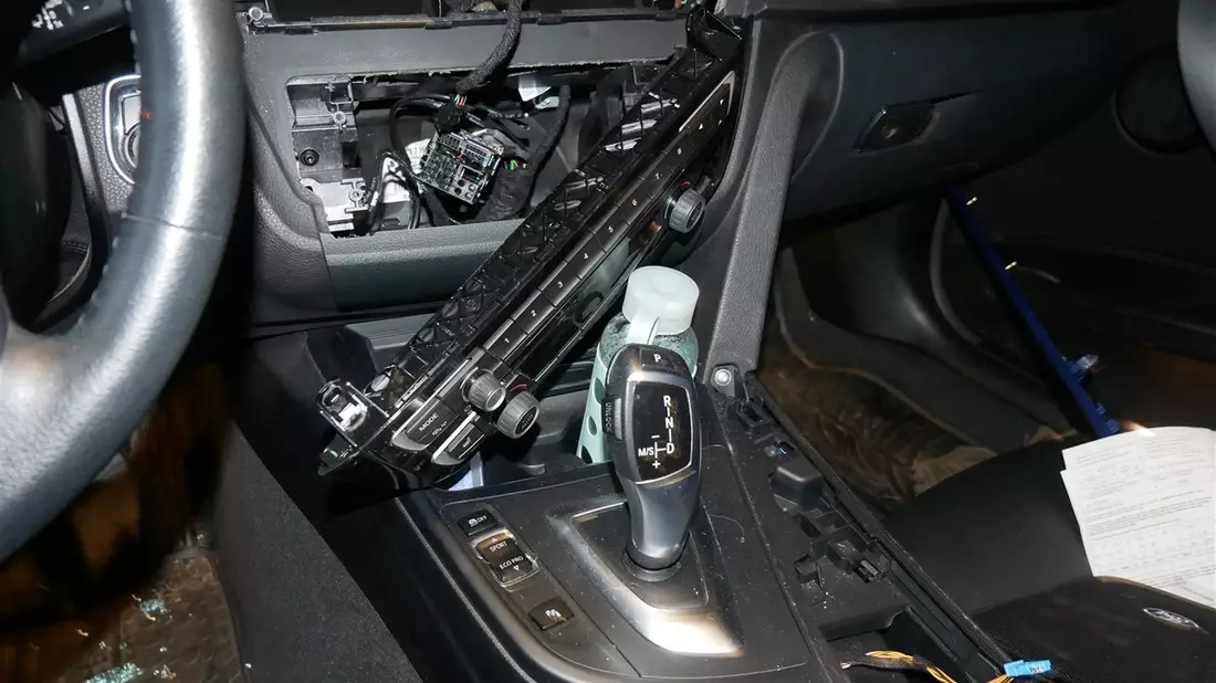 POL-RBK: Bergisch Gladbach - Infotainmentsystem aus BMW ausgebaut - Bild: presseportal.de