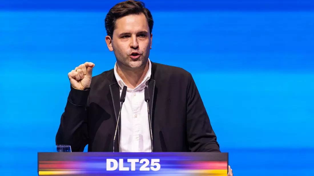 JU-Chef Johannes Winkel will in der Rentenfrage hart bleiben. (Archivbild) - Bild: Philipp von Ditfurth/dpa