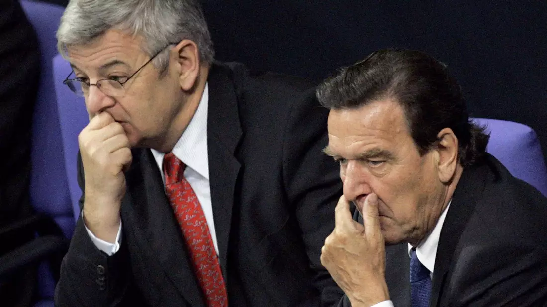Bundeskanzler Gerhard Schröder hatte es mit noch knapperen Mehrheiten zu tun. (Archivbild) - Bild: Peer Grimm/dpa