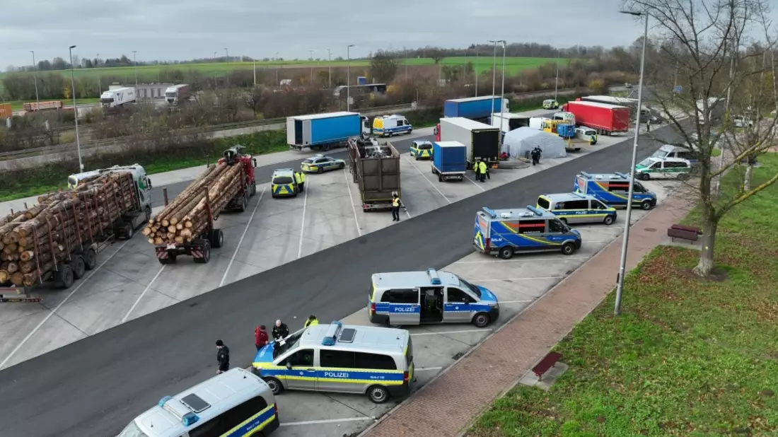 POL-OF: Verkehrsspezialisten nahmen erneut gewerblichen Güter- und Personenverkehr ins Visier - Autobahn 45 / Parkplatz Pfingstweide - Bild: presseportal.de