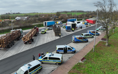 POL-OF: Verkehrsspezialisten nahmen erneut gewerblichen Güter- und Personenverkehr ins Visier - Autobahn 45 / Parkplatz Pfingstweide - Foto: presseportal.de