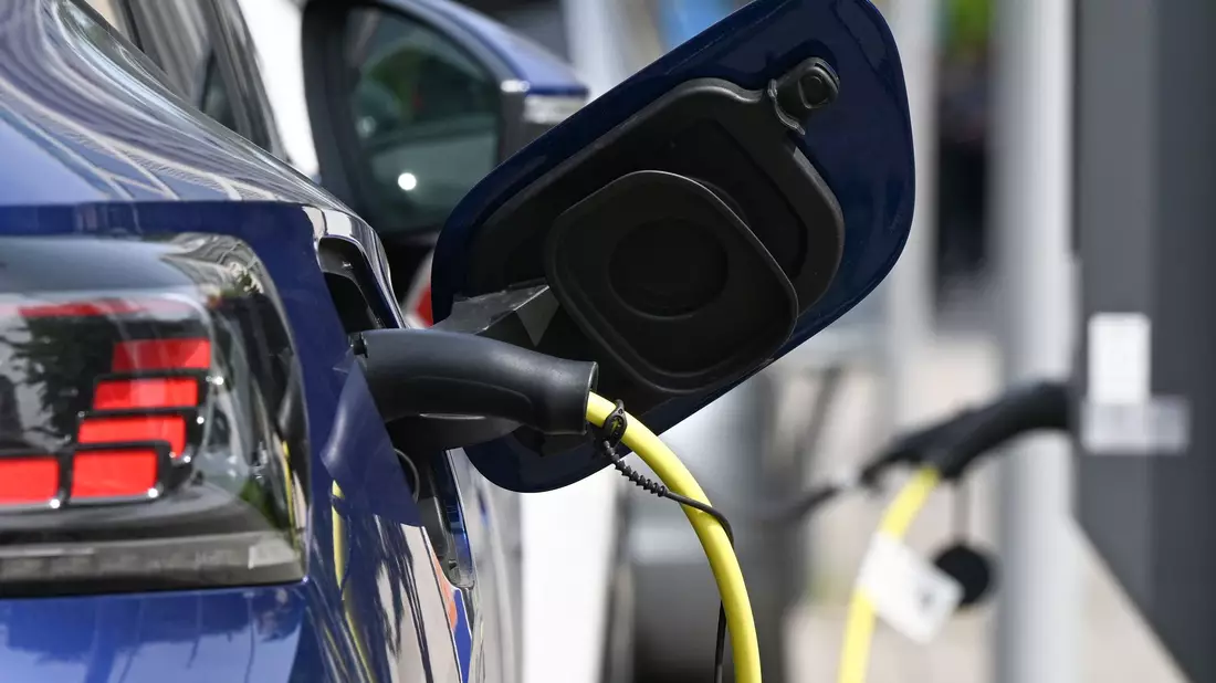 Die Bundesregierung will Elektromobilität einfach, zuverlässig und bezahlbar machen. - Bild: Bernd Weißbrod/dpa