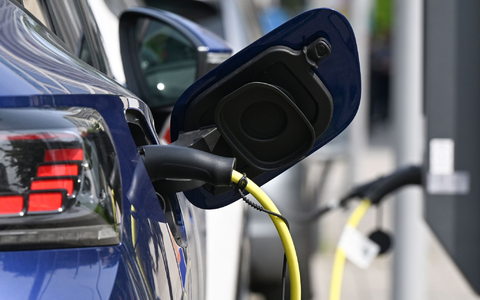 Die Bundesregierung will Elektromobilität einfach, zuverlässig und bezahlbar machen. - Foto: Bernd Weißbrod/dpa