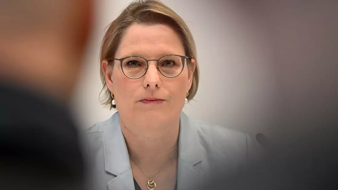 Der Entwurf von Bundesjustizministerin Stefanie Hubig (SPD) sieht vor, dass der Antrag auf elektronische Aufenthaltsüberwachung beim Familiengericht gestellt wird. (Archivbild) - Bild: Jennifer Brückner/dpa